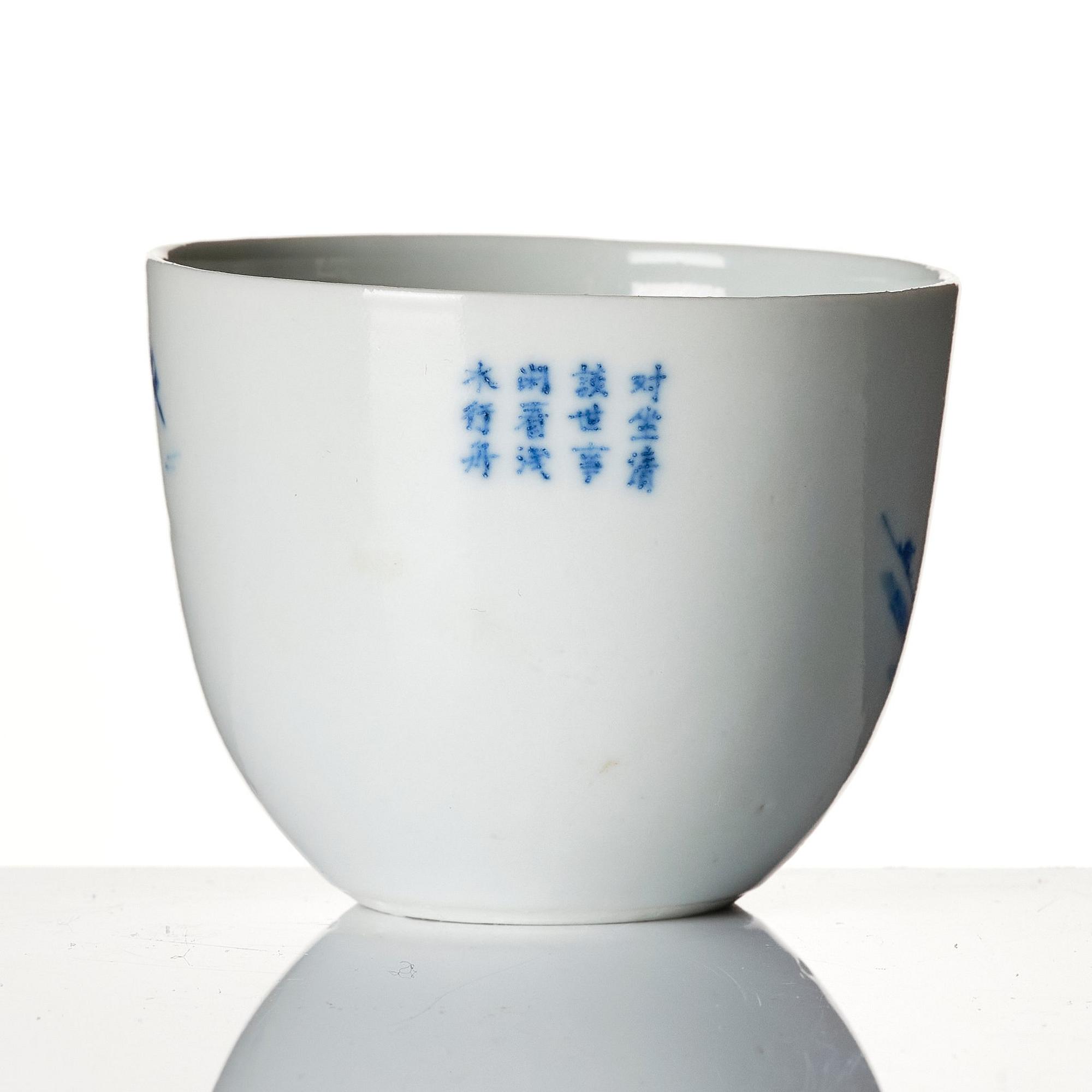 An elegant blue and white cup, Qing dynasty, 19th century.