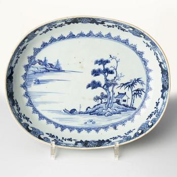 A blue and white oval serving dish, Qing dynasty, Qianlong (1736-95).