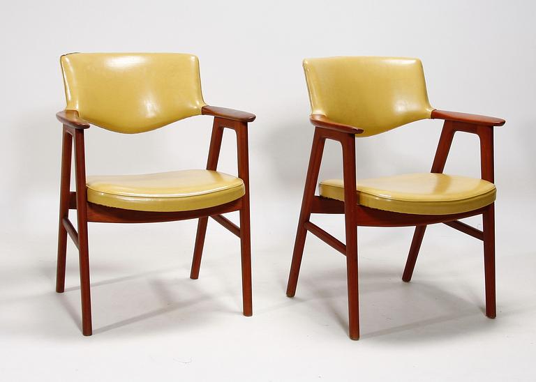 KARMSTOLAR, ett par, märkta Hoeng Stole, Erik Kirkegaard, 1960-tal.