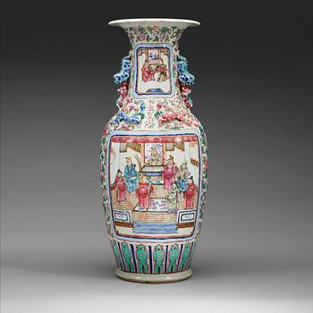 337. A large ground famille rose vase, late Qing dynasty (1662-1912).