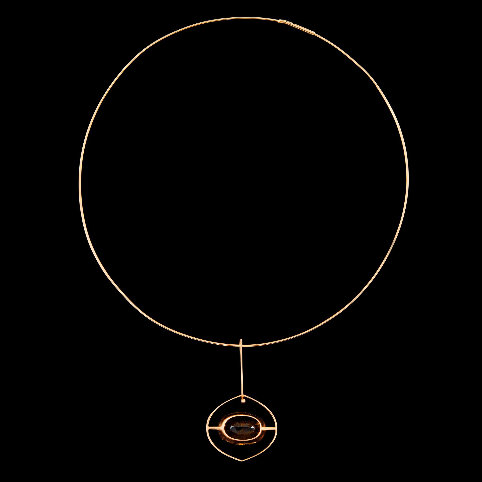 Elis Kauppi, HALSSMYCKE, guld 14K, rökkvarts, Kupittaan Kulta 1961. Vikt tot. 12,9 g.