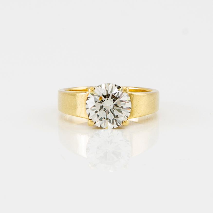 An 18K gold solitaire ring set with an approx. 2.14 ct round brilliant-cut diamond.