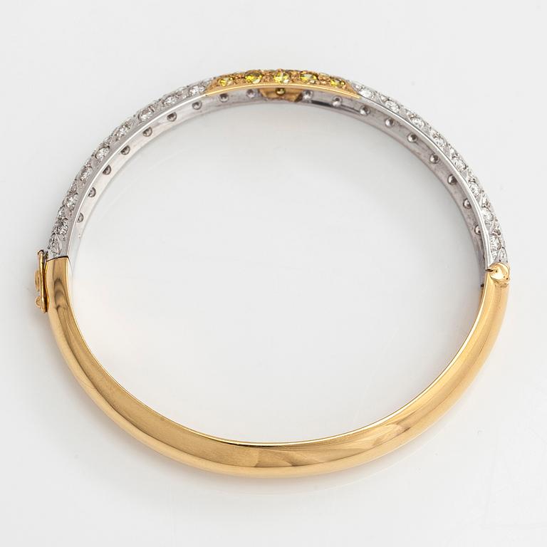 Tillander, armring, 18K guld med briljantslipade diamanter totalt ca 6.62 ct, Helsingfors 1986.