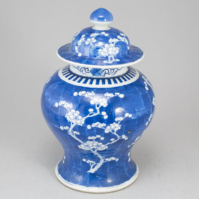 A blue and white jar with cover, Qing dynasty, late 19th century.