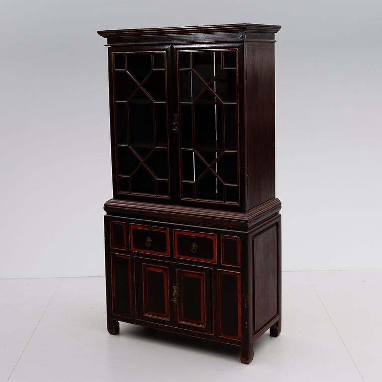 VITRINSKÅP, orientaliskt, omkring år 1900.