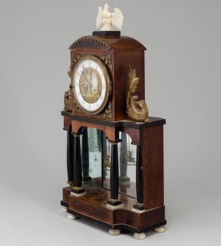 BORDSPENDYL, empire, omkring 1800-talets mitt.