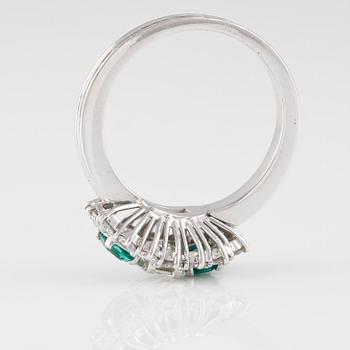 RING, 18K vitguld med en carré- och 16 briljantslipade diamanter samt 2 fasettslipade smaragder. Vikt 5,4 gram.