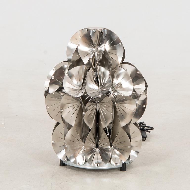 Lisa Hilland, bordslampa ur serien Glamrocks 2023.