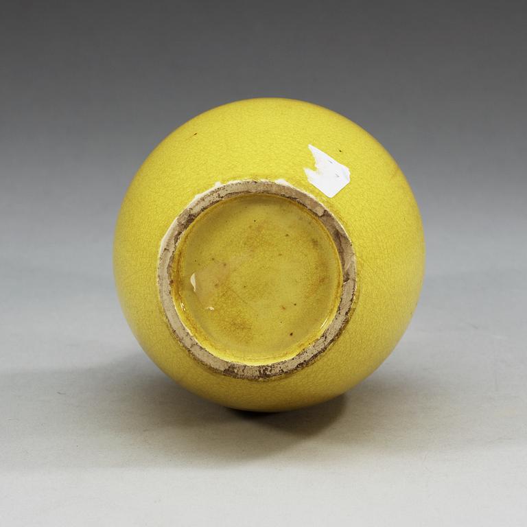 A yellow glazed vase, Qing dynasty.