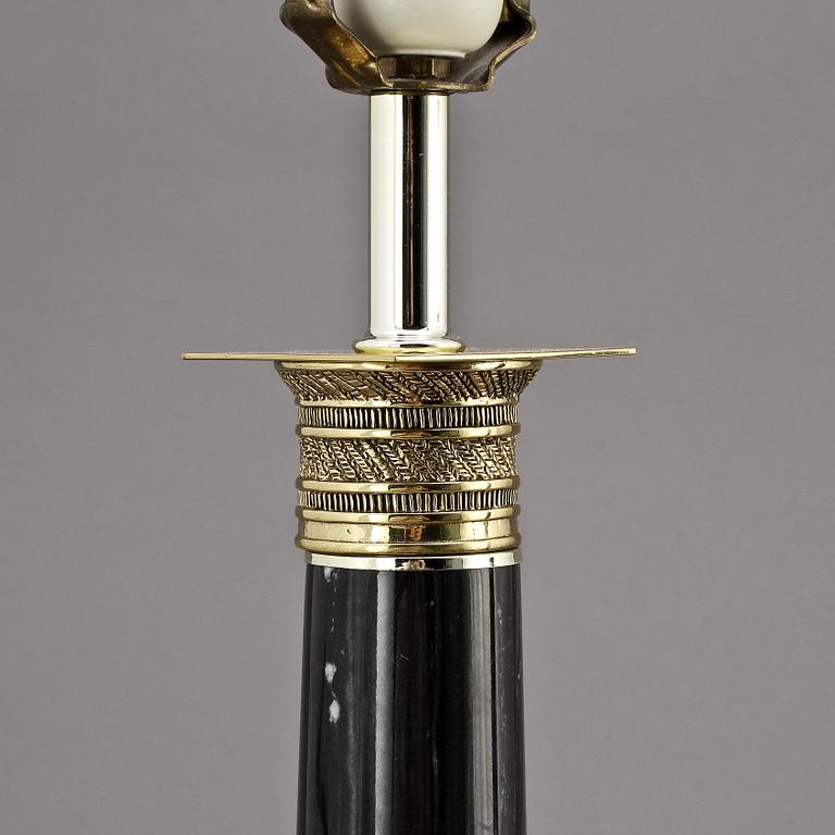 BORDSLAMPOR, ett par, empirestil, 1900-talets andra hälft.