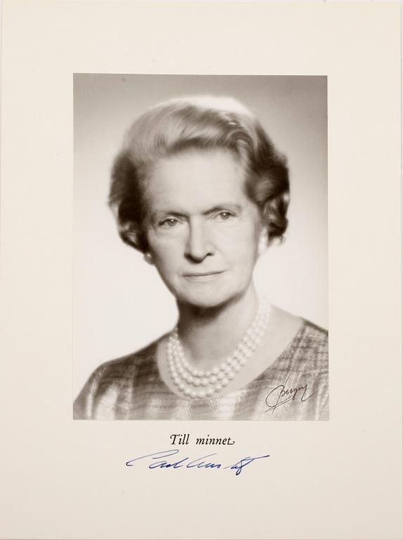 KUNGLIGA SIGNERADE FOTON, 3 st, Prinsessorna Birgitta och Desiré resp Sibylla med Kronprins Carl Gustafs namnteckning.
