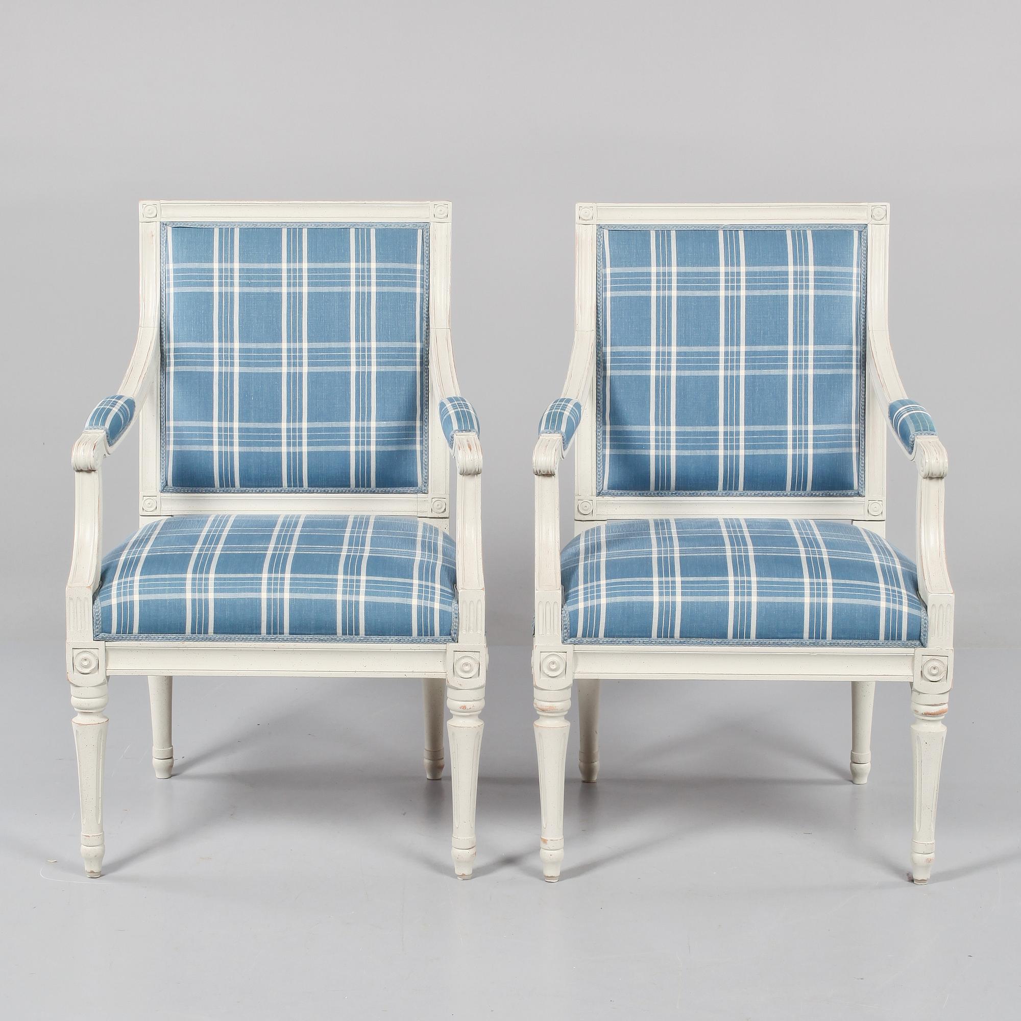 KARMSTOLAR, ett par, gustaviansk stil, 1900-talets andra hälft.