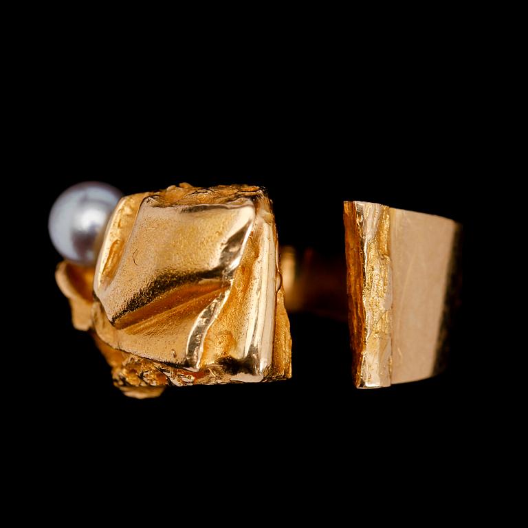 RING, 18 k guld, Björn Weckström, Lapponia, Finland, med odlad gråblå pärla. Vikt ca 11 gram.