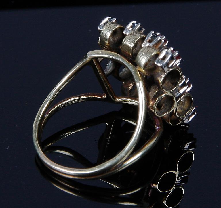 RING, 14 K guld med 12 safirer och 16 rubiner.