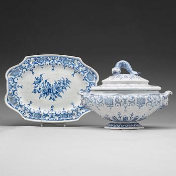 262. A Swedish Rörstrand faience tureen with stand, first half of 18th Century.