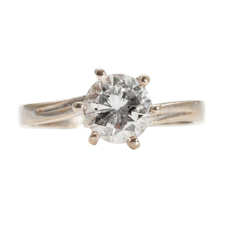 A RING, 14K white gold, brilliant cut diamond 1,06 ct, H/SI2. Size 17-. Weight 2,5 g.