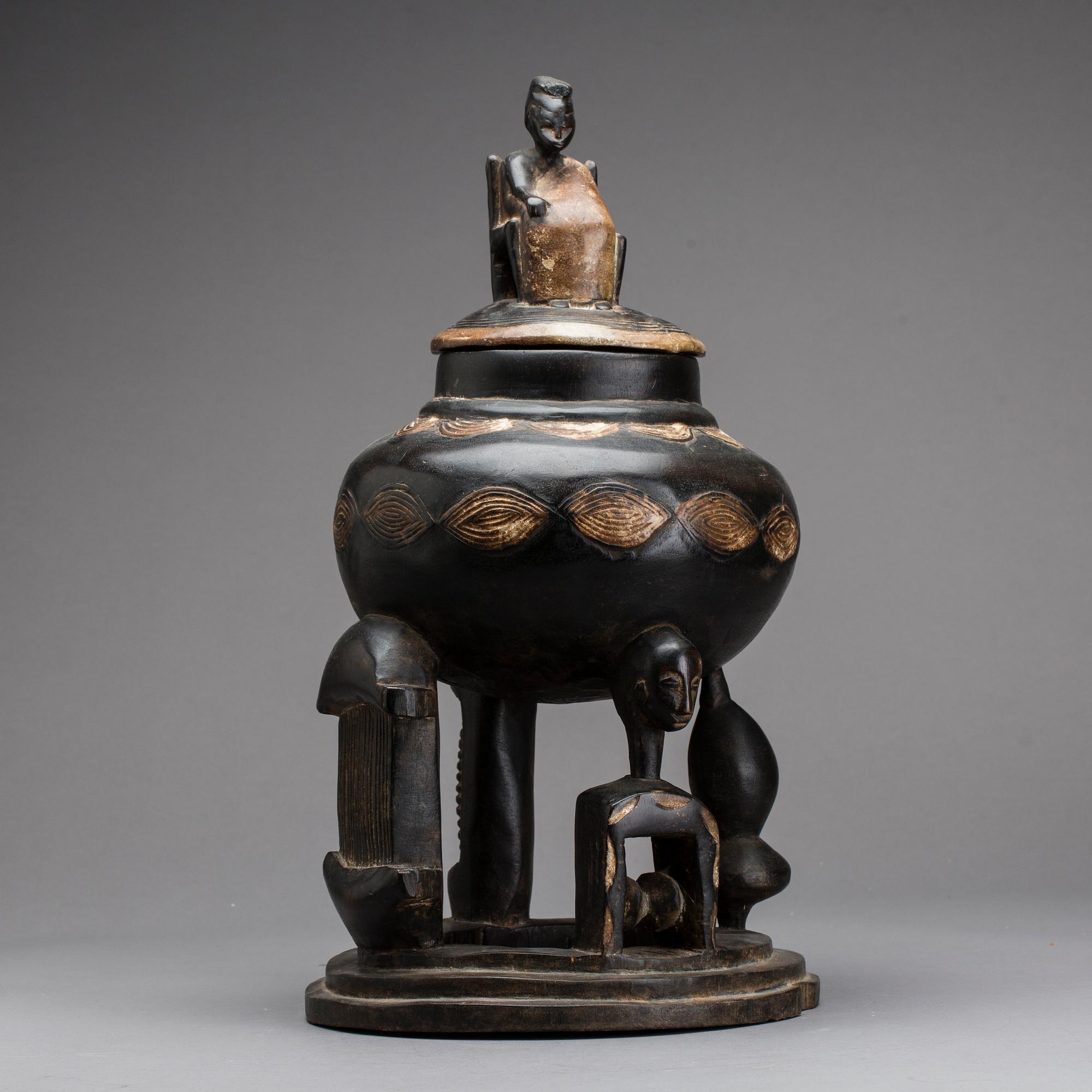 URNA MED LOCK, trä, etnografika.