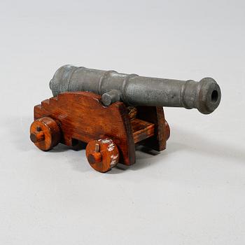 SALUTKANON, brons och trä, troligen tidigt 1900-tal.