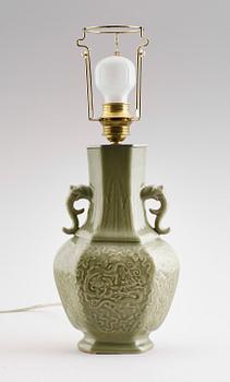 BORDSLAMPA, porslin, Kina, 1900-talets andra hälft.