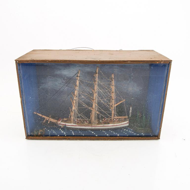 A diorama and a flaskbottle first half of the 20th century.