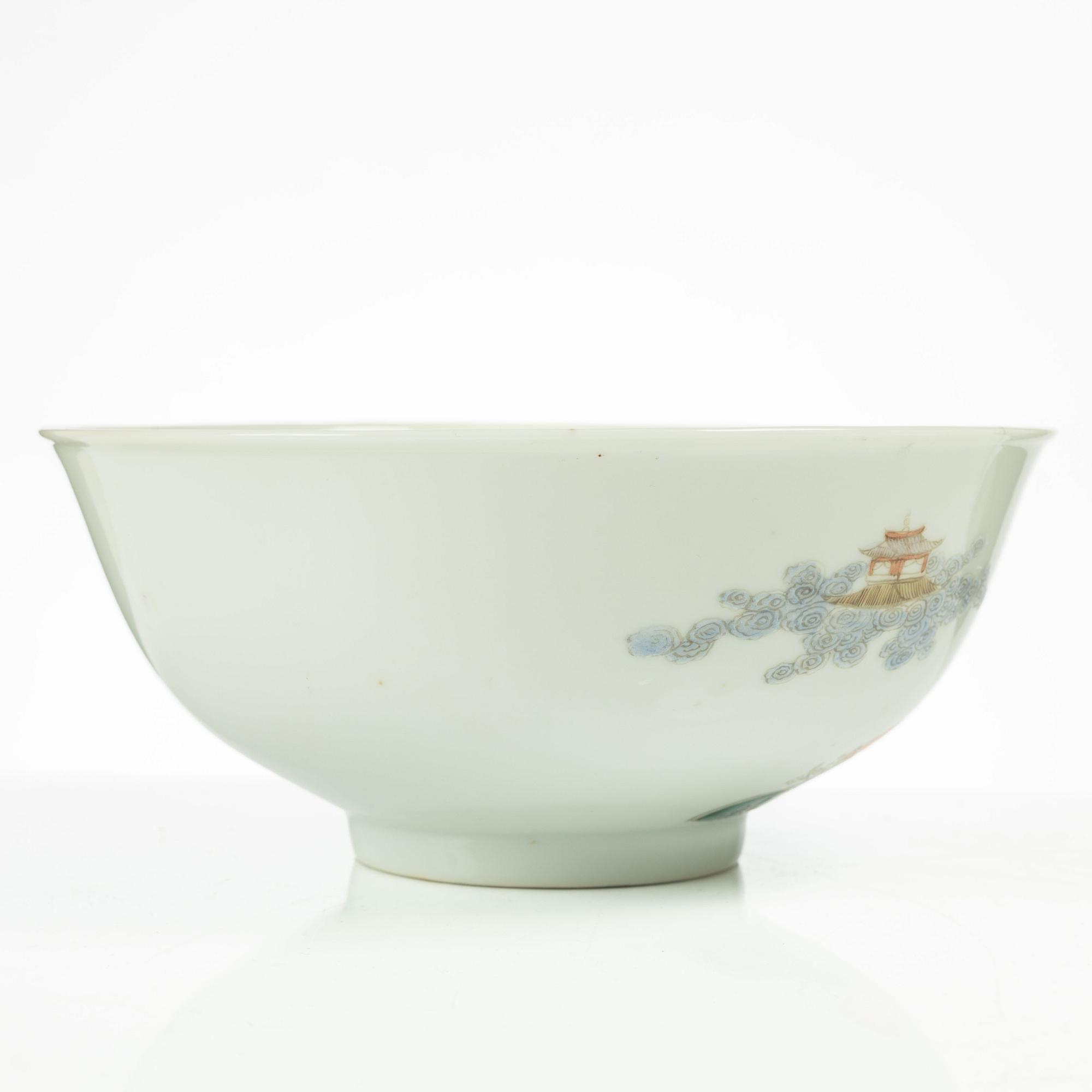 A Chinese porcelain bowl, Republic, 20th century.
