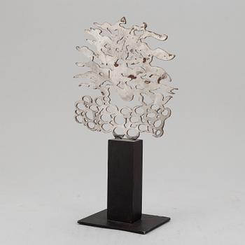 URSULA SCHÜTZ, sculpture. Signed and numbered 3/7. Patinated metal, height 30 cm.