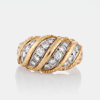 969. A Van Cleef et Arpels ring in 18K gold set with round brilliant-cut diamonds with a total weight of ca 1 ct.