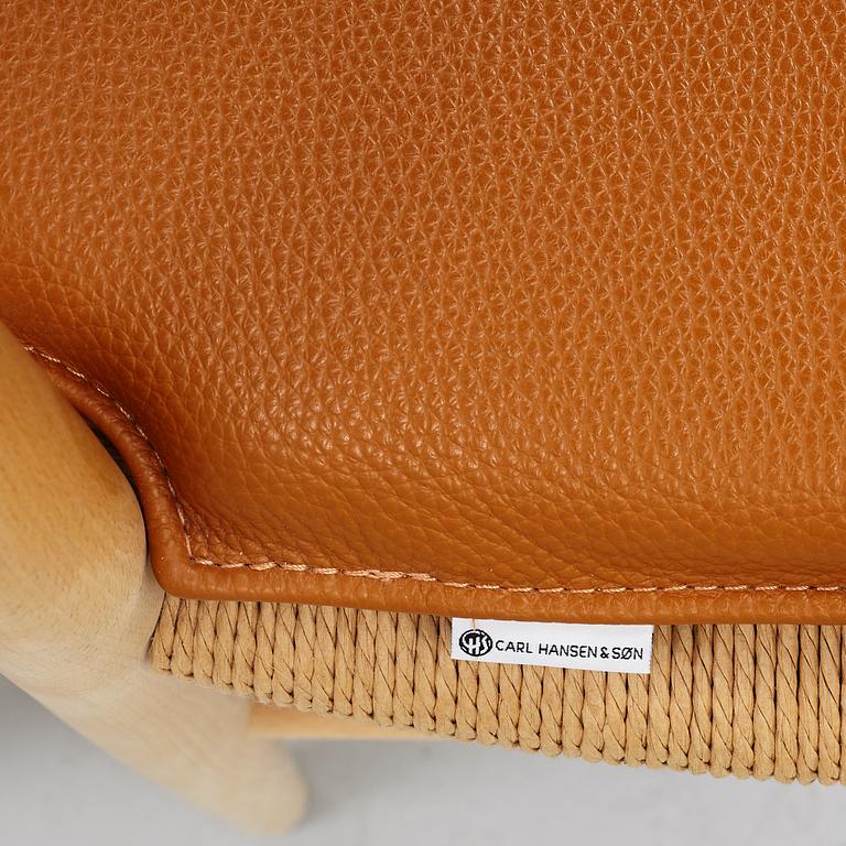 Hans J. Wegner, stolar, ett par, modell CH-24/ "Y-stolen", med dynor, Carl Hansen & Søn, Danmark, 2000-tal.