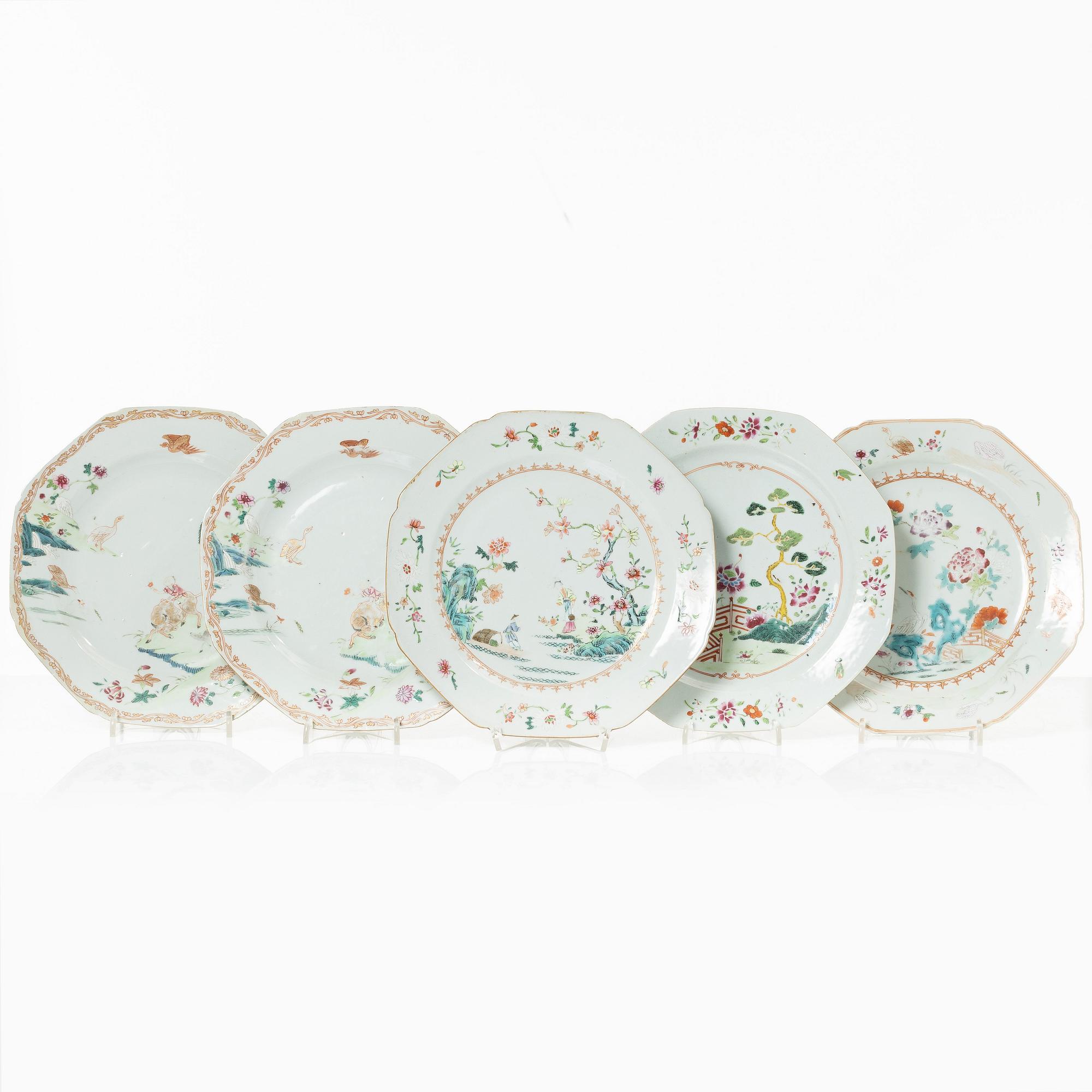 Tallrikar, fem stycken, porslin, Kina, Qingdynastin, 1700-tal.