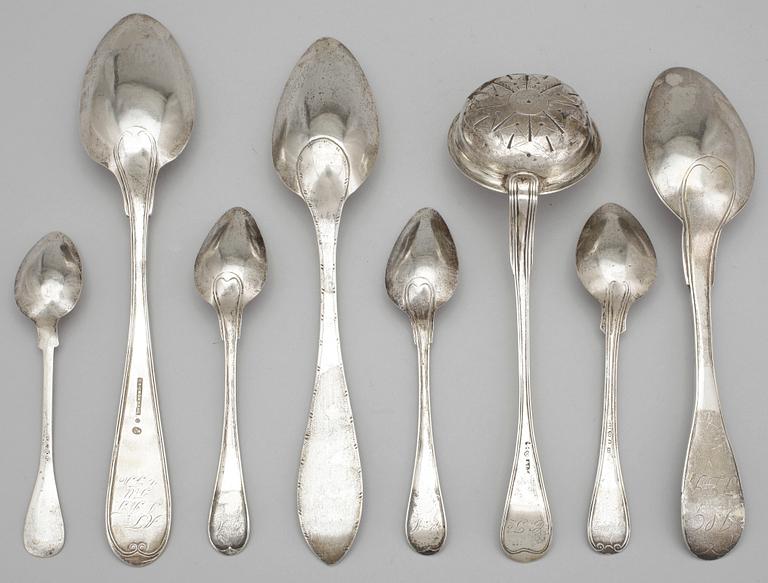 BESTICKDELAR, 8 st, silver, bland annat Lars Grubb (1816-1847) Söderhamn. 1800-tal. Vikt ca 240 gram.