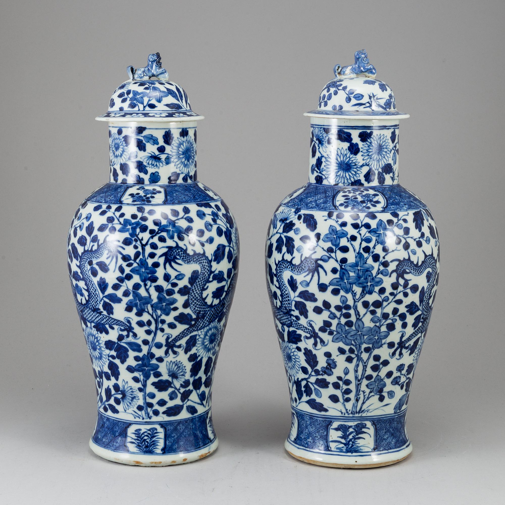 A pair of blue and white vases, Qing dynasty, late 19th century.