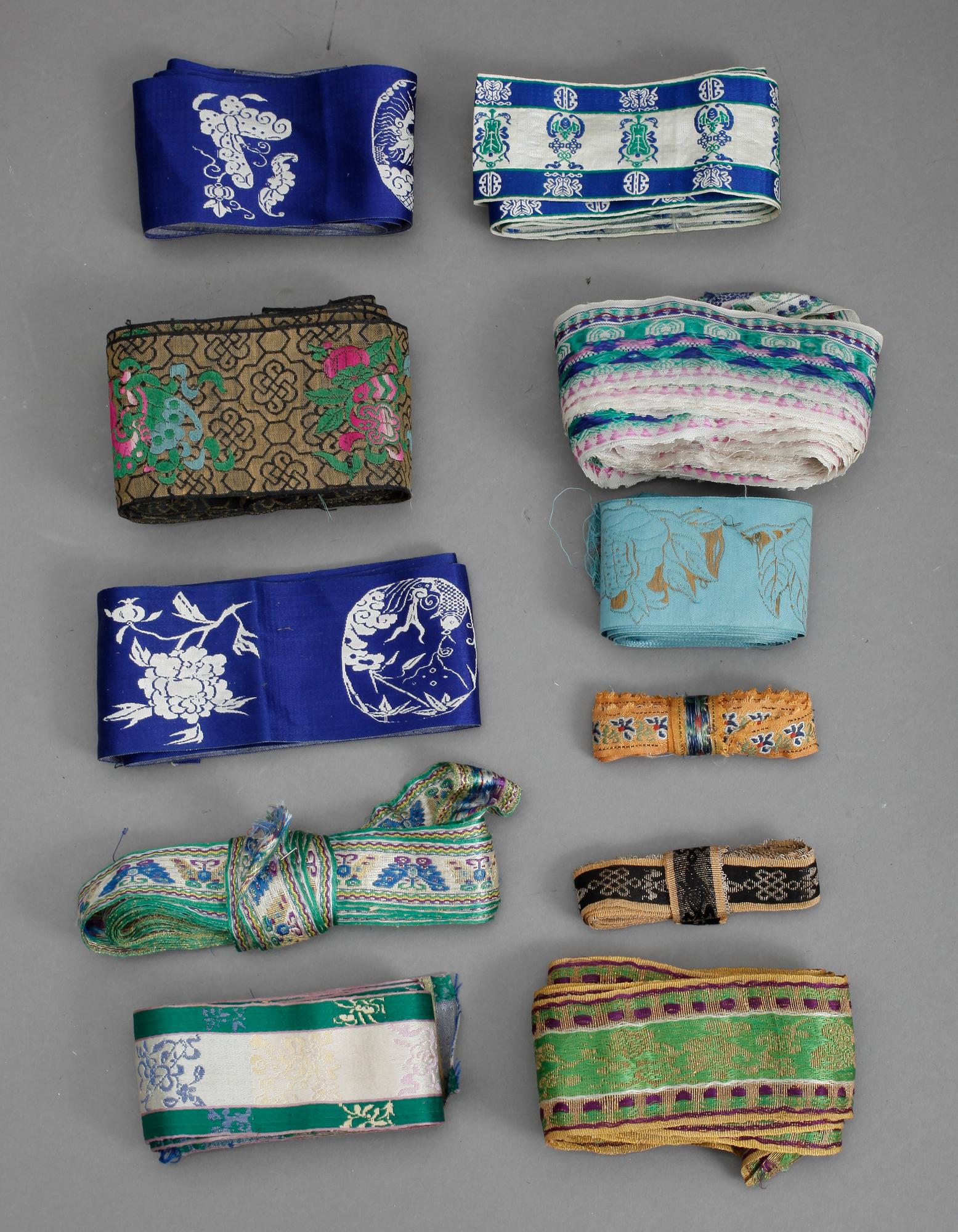 SKÄRP samt KANTBAND, ca 25 st, siden Kina, mestadels Sen Qingdynasti, omkring år 1900.