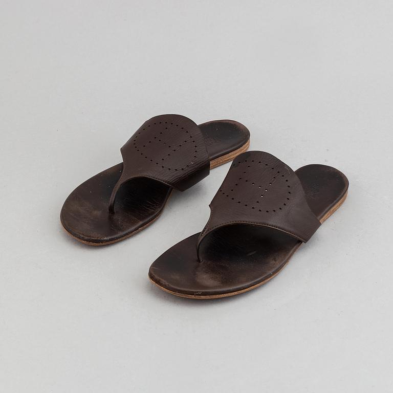 Hermès, a pair of leather sandals, size 39.