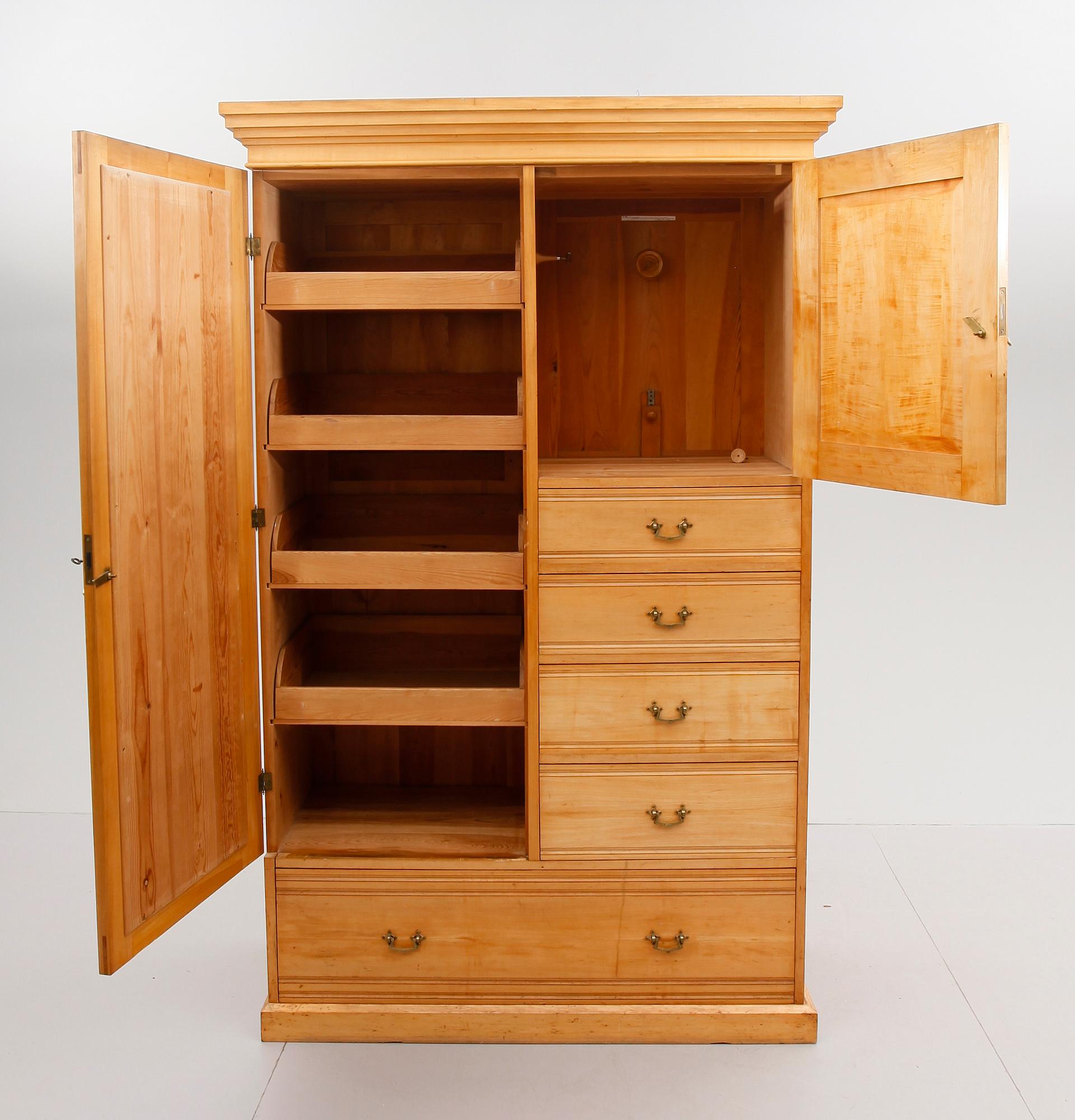 GARDEROBSKÅP, jugend, tidigt 1900-tal.