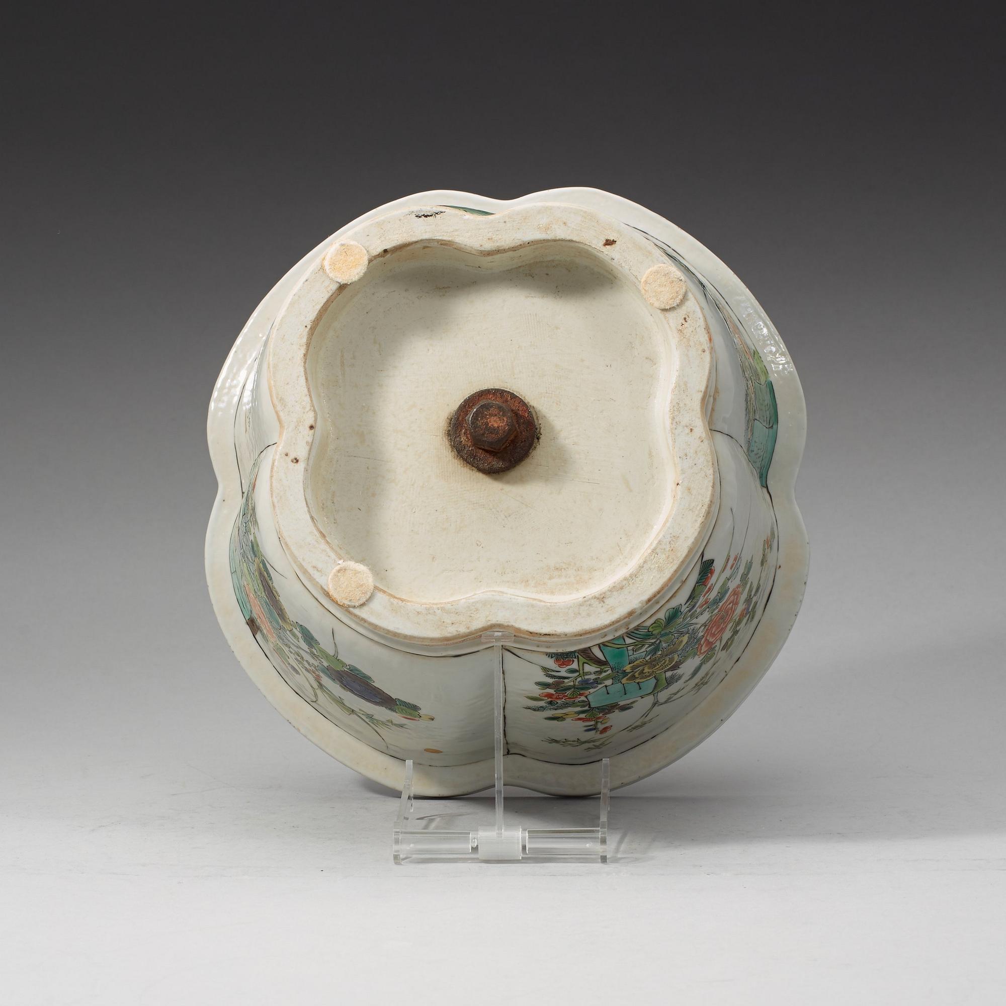 A famille verte flower pot, Qing dynasty, 19th Century.