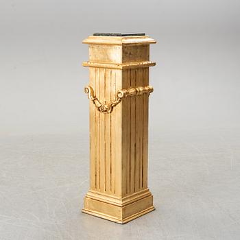 A second part of the 20th century pedestal.