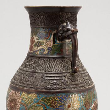 VAS, cloisonne. Kina, tidigt 1900-tal.