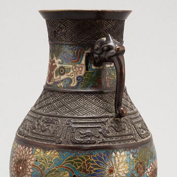 A Chinese cloisonne vase, early 20th century.