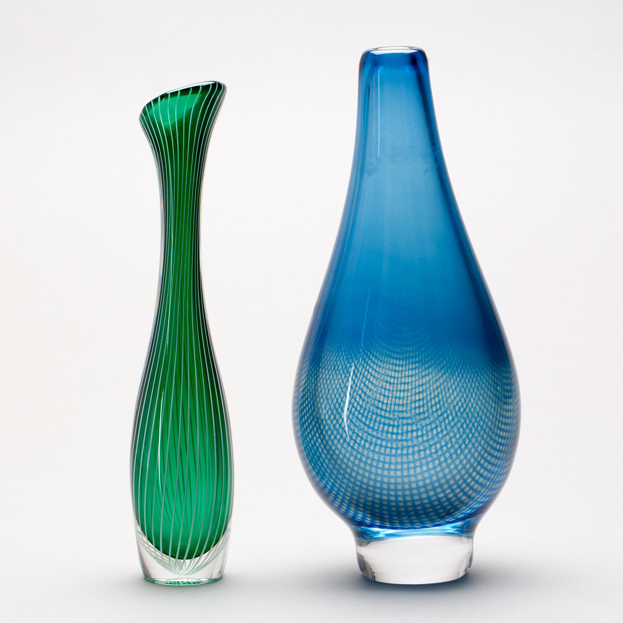 VASER, två st, glas, Vicke Lindstrand och Sven Palmqvist. 1900-tal.