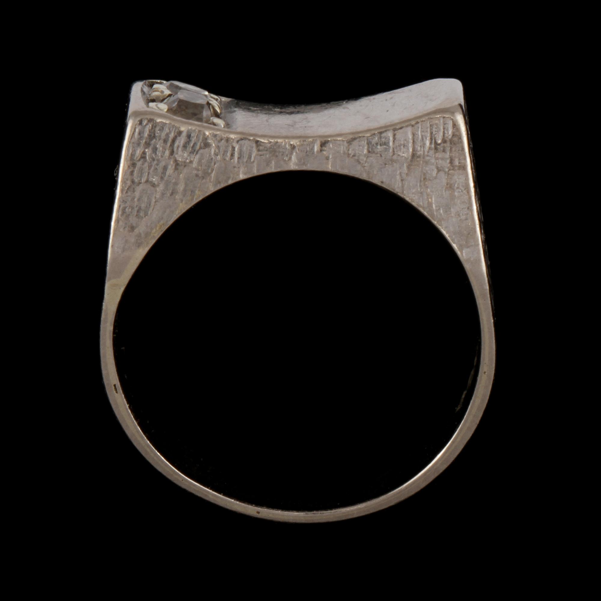 RING, 18k vitguld med 2 st rosenslipade diamanter, Ahlqvist Ur & Guld, Borås, 1974. Vikt 8 g.