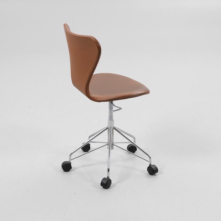 Arne Jacobsen, Office chair, model 3117, "The Seven", Fritz Hansen, Denmark, 1993.