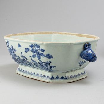 A blue and white export porcelain tureen with deep dish, Qing dynasty, Qianlong (1736-95).