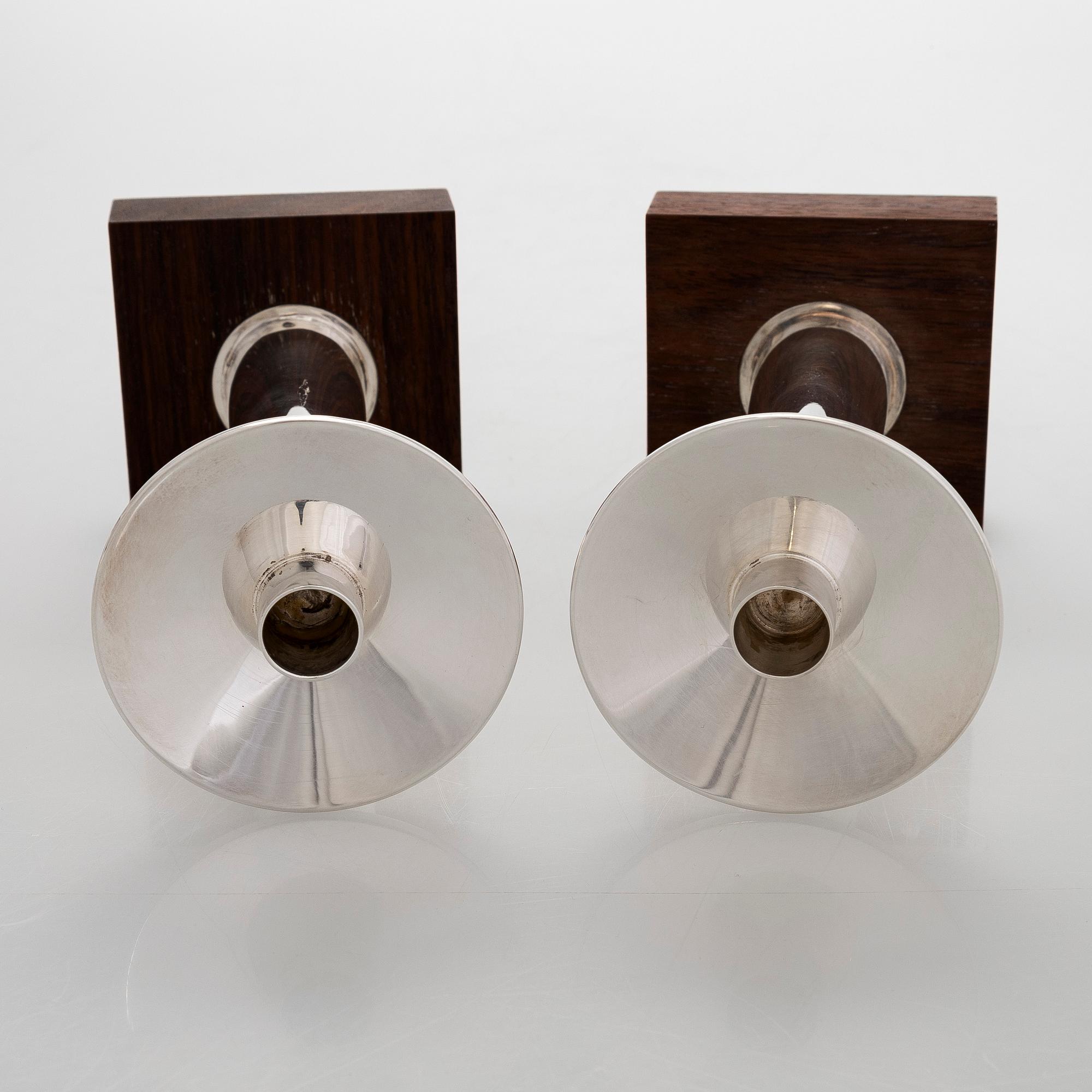 Eero Rislakki, Kynttilänjalkapari, hopeaa ja palisanteria, Kultakeskus Hämeenlinna 1965.