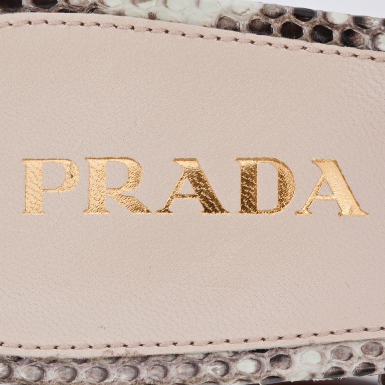 PRADA, ett par sandaletter. Storlek 39.