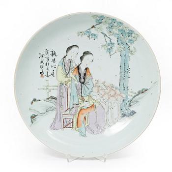 A famille rose women and child dish, late Qing dynasty/early 20th century.