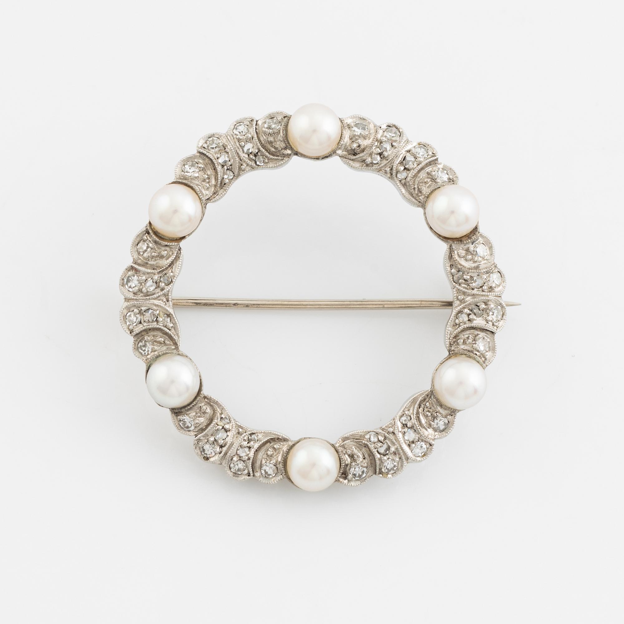 An 18K white gold ring set with cultured pearls and eight- and rose-cut diamonds.