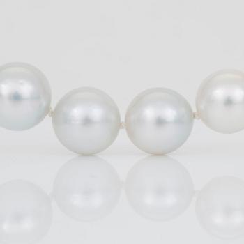 A cultured South Sea necklace with a clasp set with a tanzanite, circa 11.00 ct, and brilliant-cut diamonds.