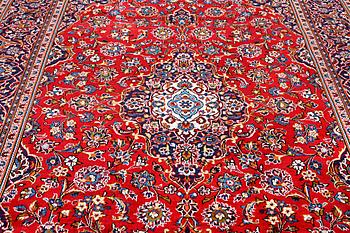 A Kashan carpet, c. 291 x 205 cm.