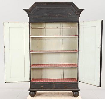 STÅNDSKÅP, allmoge, 1800-talets första hälft.