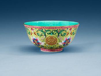 1510. A famille rose bowl, Qing dynasty, with Jiaqing mark.